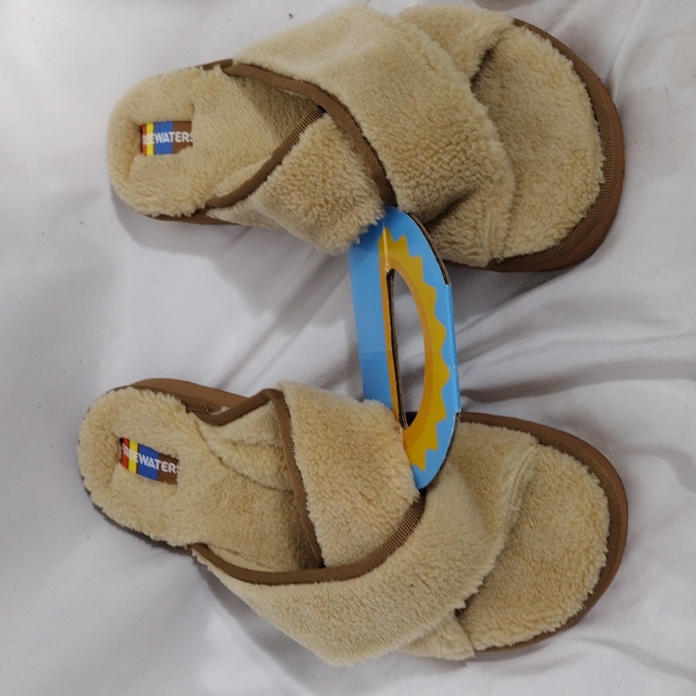 NWOB Freewaters Tan Cuddles Cloud 9 Cozy Sandals Women's Size 9/10 Mens Size 8/9